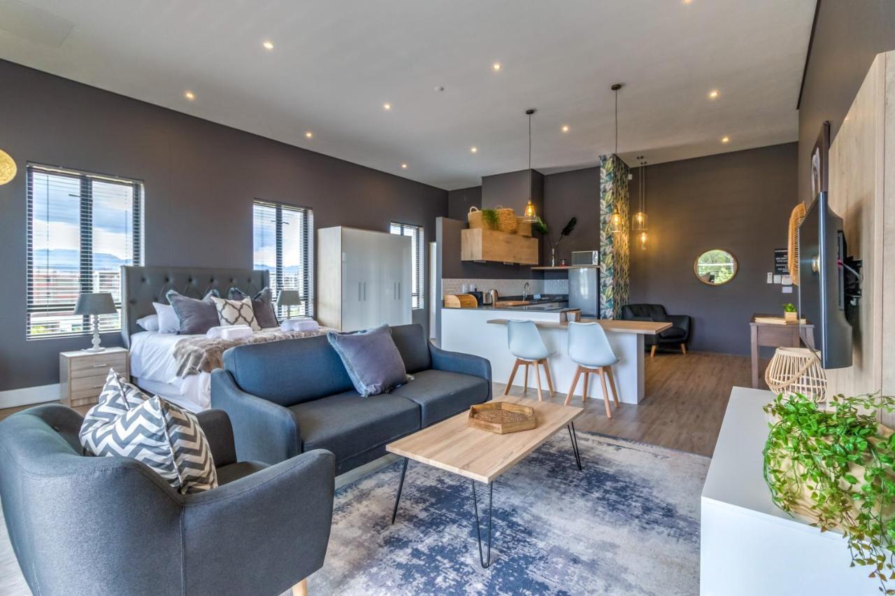 Apartment Crossfire @ *