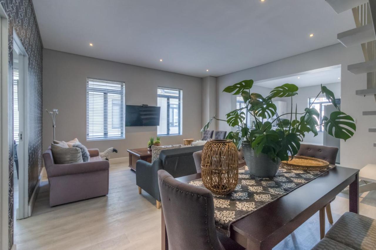 Apartment Crossfire @ *