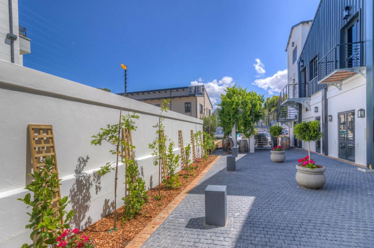 Apartment Crossfire @ *